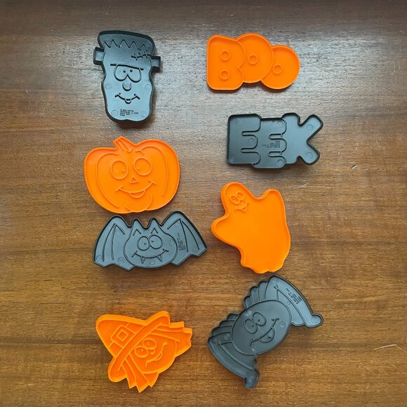 8 Vintage Wilton Halloween Cookie Cutters - Picture 1 of 3